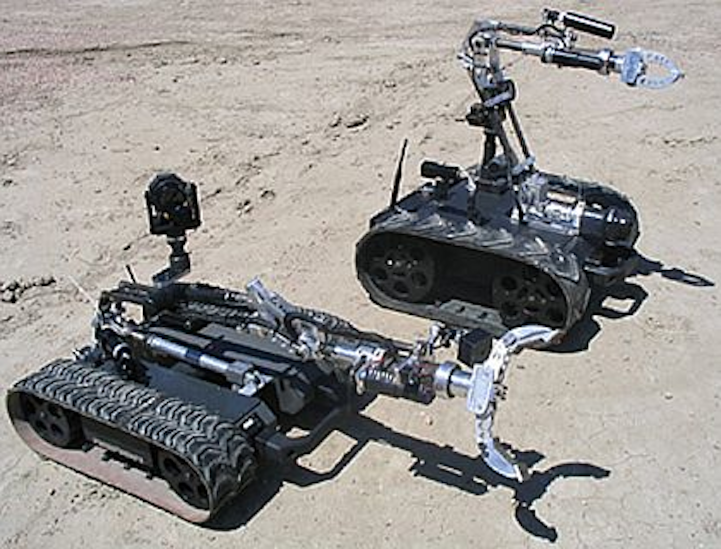 Робот сапер сталкер. Робот разминирования MMP 30 EOD. Робот разминирования Кобра. Робот сапер. Боевая робот сапёр.