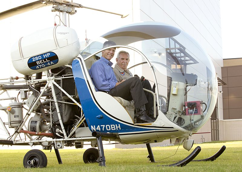 Content Dam Avi Online Articles 2015 August Bell Helicopter Pilot Instructor Ric Forns And John Garrison In The Bell 47
