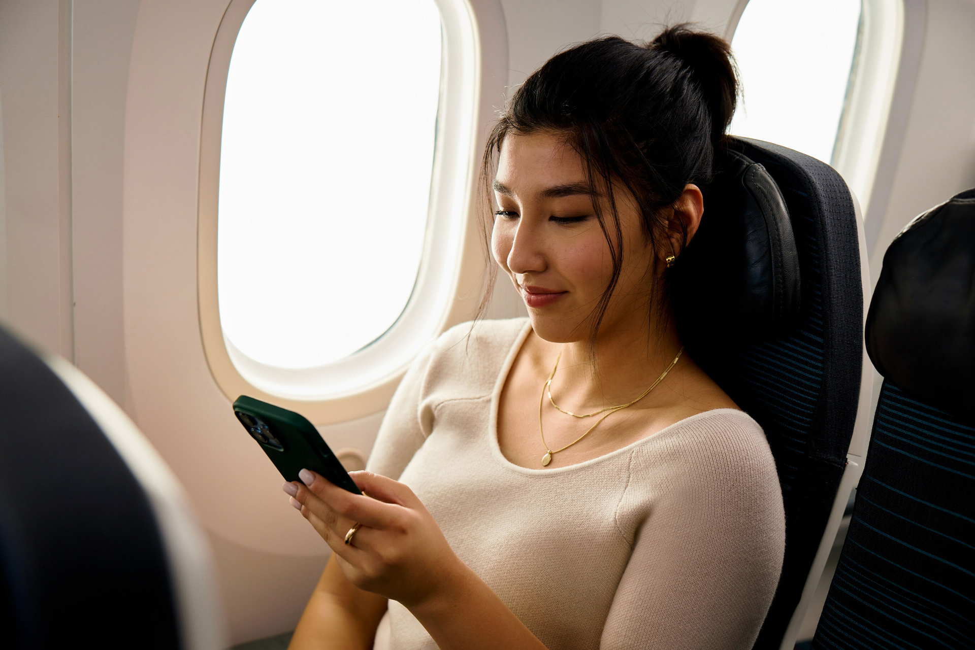 Starting May 15, Air Canada and Bell will offer free messaging for all Aeroplan members worldwide on all Wi-Fi equipped aircraft across Air Canada&rsquo;s fleet, including Air Canada Rouge and Air Canada Express flights. (CNW Group/Air Canada)
