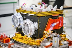 For transport to Japan and the subsequent flight to the martian moon Phobos, IDEFIX is travelling in a configuration in which, among other things, the four legs with wheels fit snugly and the solar panels are folded in. Components are placed on top to dampen the impact of the landing. Credit: DLR (CC BY-NC-ND 3.0) For transport to Japan and the subsequent flight to the martian moon Phobos, IDEFIX is travelling in a configuration in which, among other things, the four legs with wheels fit snugly and the solar panels are folded in. Components are placed on top to dampen the impact of the landing. Credit: DLR (CC BY-NC-ND 3.0)