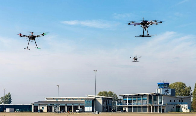 The in­ter­play be­tween tra­di­tion­al air traf­fic man­age­ment, drone airspace and in­no­va­tive un­manned ap­pli­ca­tions is be­ing test­ed in Cochst­edt. Credit: DLR (CC BY-NC-ND 3.0)