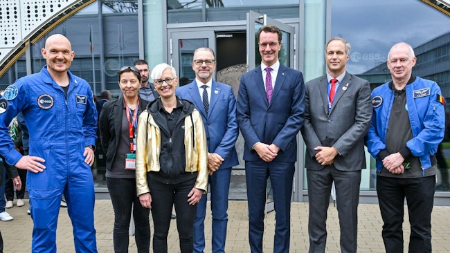 From left to right: ESA astronaut Alexander Gerst, DLR Divisional Board Member for Space Anke Pagels-Kerb, DLR Chair of the Executive Board Anke Kaysser-Pyzalla, ESA Director General Josef Aschbacher, NRW Minister President Hendrik Wüst, ESA Director for Human and Robotic Exploration Daniel Neuenschwander, and Frank De Winne, Head of the European Astronaut Training Centre EAC in Cologne and ISS Program Manager. Credit: DLR (CC BY-NC-ND 3.0).