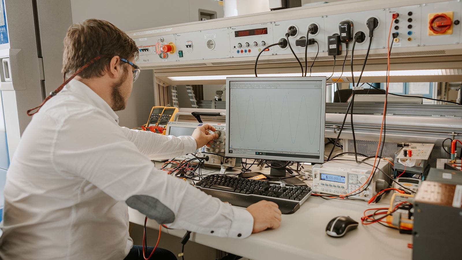 A Collins engineer works in the lab at the company's facility in Nordlingen, Germany. RTX image.