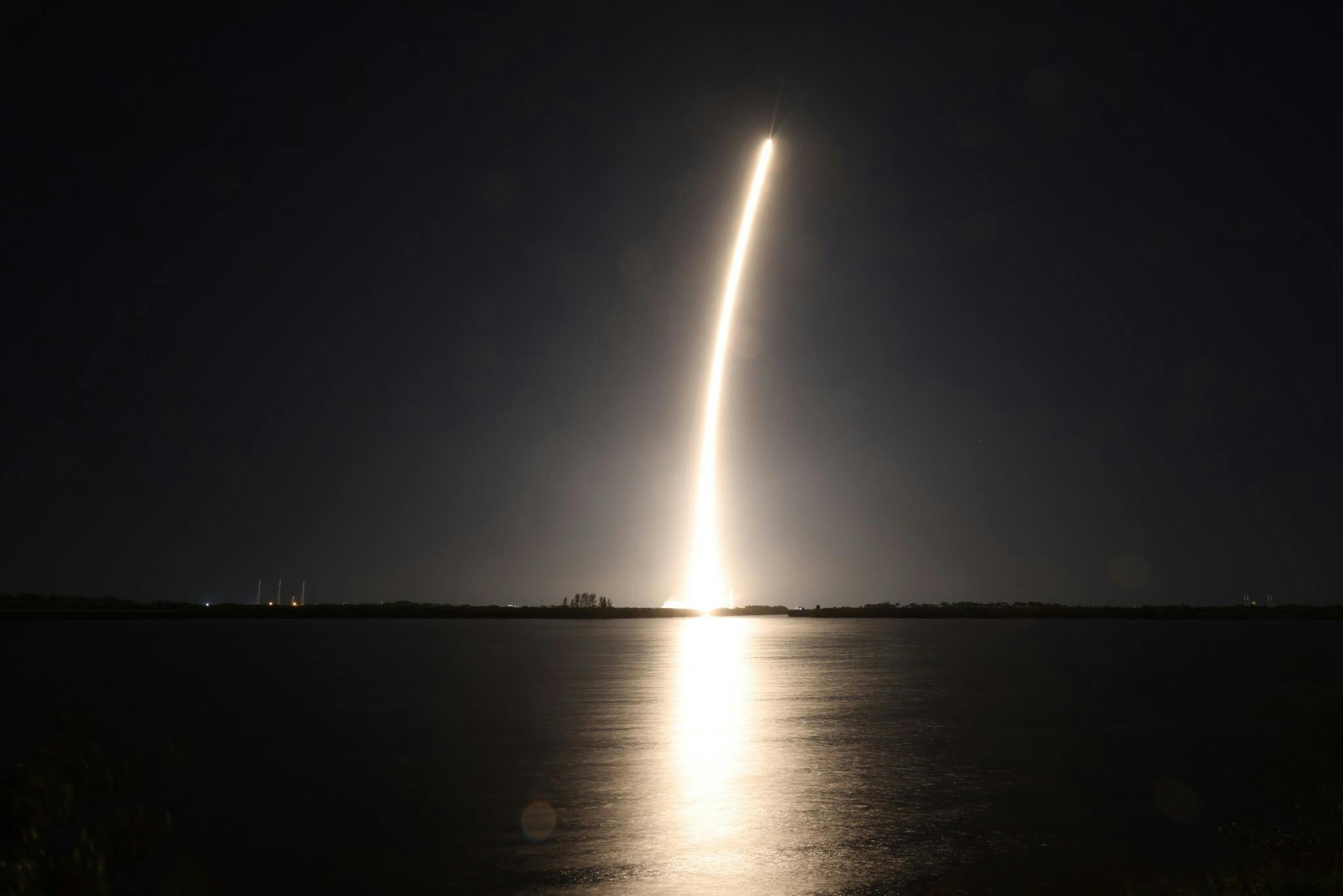 A ApaceX Falcon 9 rocket carrying Firefly Aerospace's Blue Ghost Mission One lander.