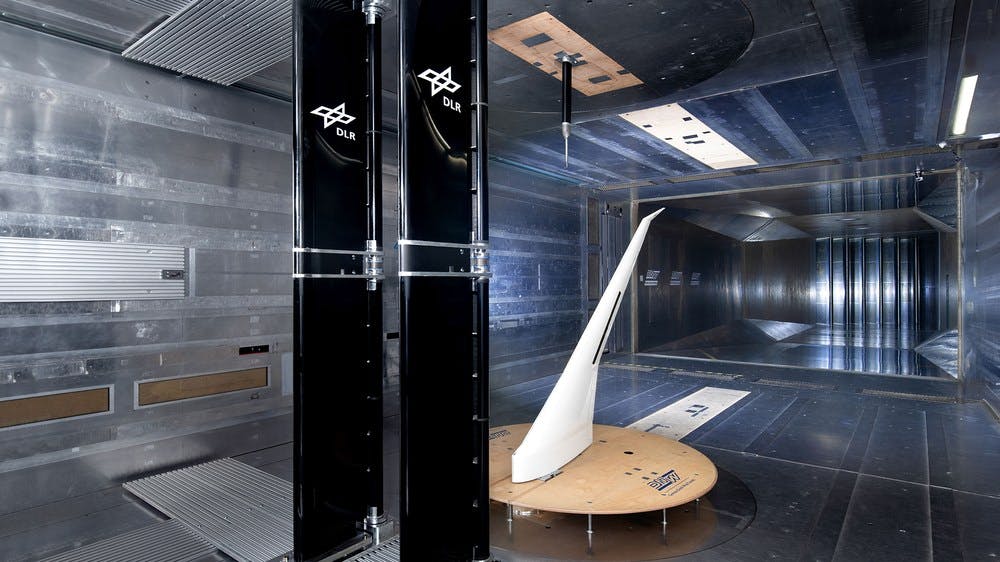 Aircraft wing model tested at DLR