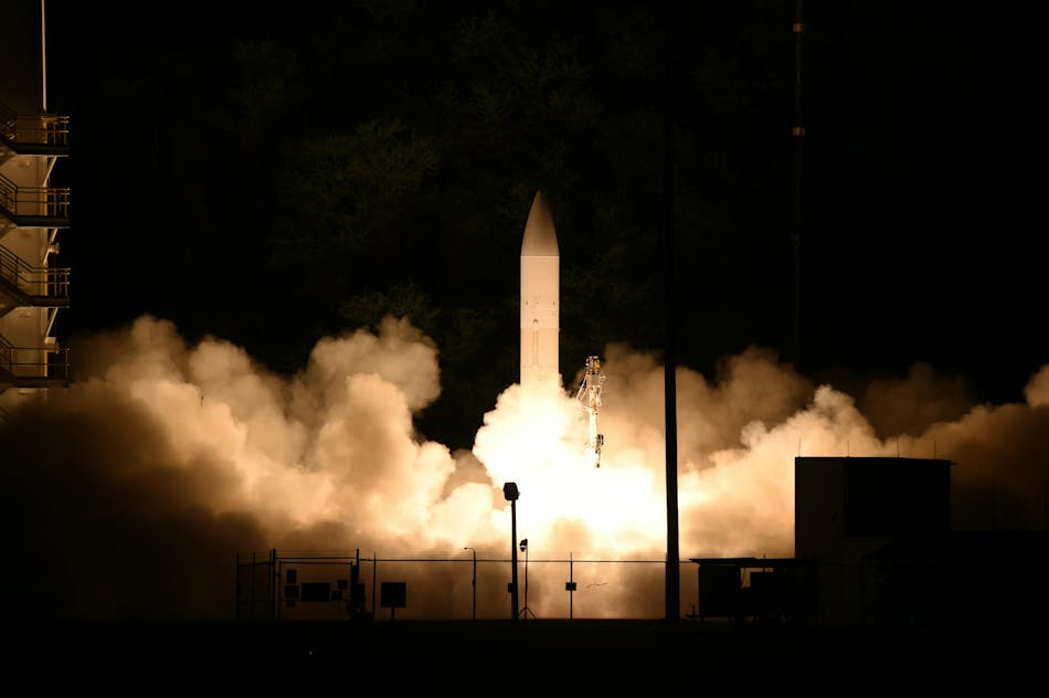 Un corps planeur hypersonique commun (C-HGB) est lancé depuis le Pacific Missile Range Facility, à Kauai (Hawaï), en mars 2020, lors d'un essai en vol. Les informations recueillies lors de cet essai éclairent le développement de la technologie hypersonique du Département de la Défense.