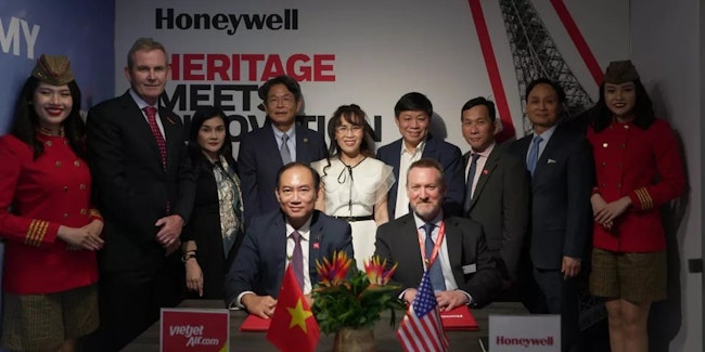 VietJet and Honeywell representatives sign the agreement at Honeywell's booth at the Paris Air Show